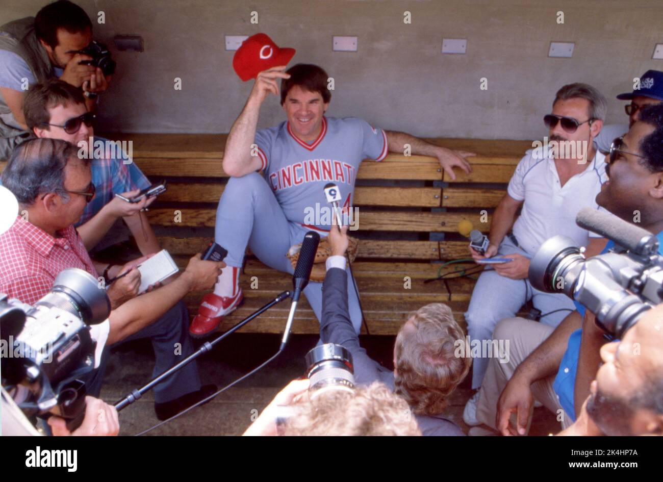 Pete Rose, Spielermanager der Cincinnati Reds, trifft sich mit der Presse vor einem Spiel gegen die Chicago Cubs im Wrigley Field, CA. 1985 Stockfoto