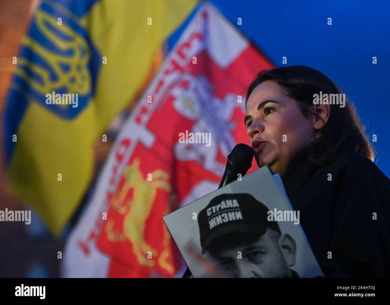 KRAKAU, POLEN. 02. Oktober 2022. Die im Exil lebende Oppositionsführerin in Weißrussland, Swetlana Tichanowskaja, trifft sich während ihres kurzen Besuches in Krakau vor dem Adam-Mickiewicz-Denkmal mit Mitgliedern der lokalen belarussischen Diaspora. Kredit: ASWphoto/Alamy Live Nachrichten Stockfoto