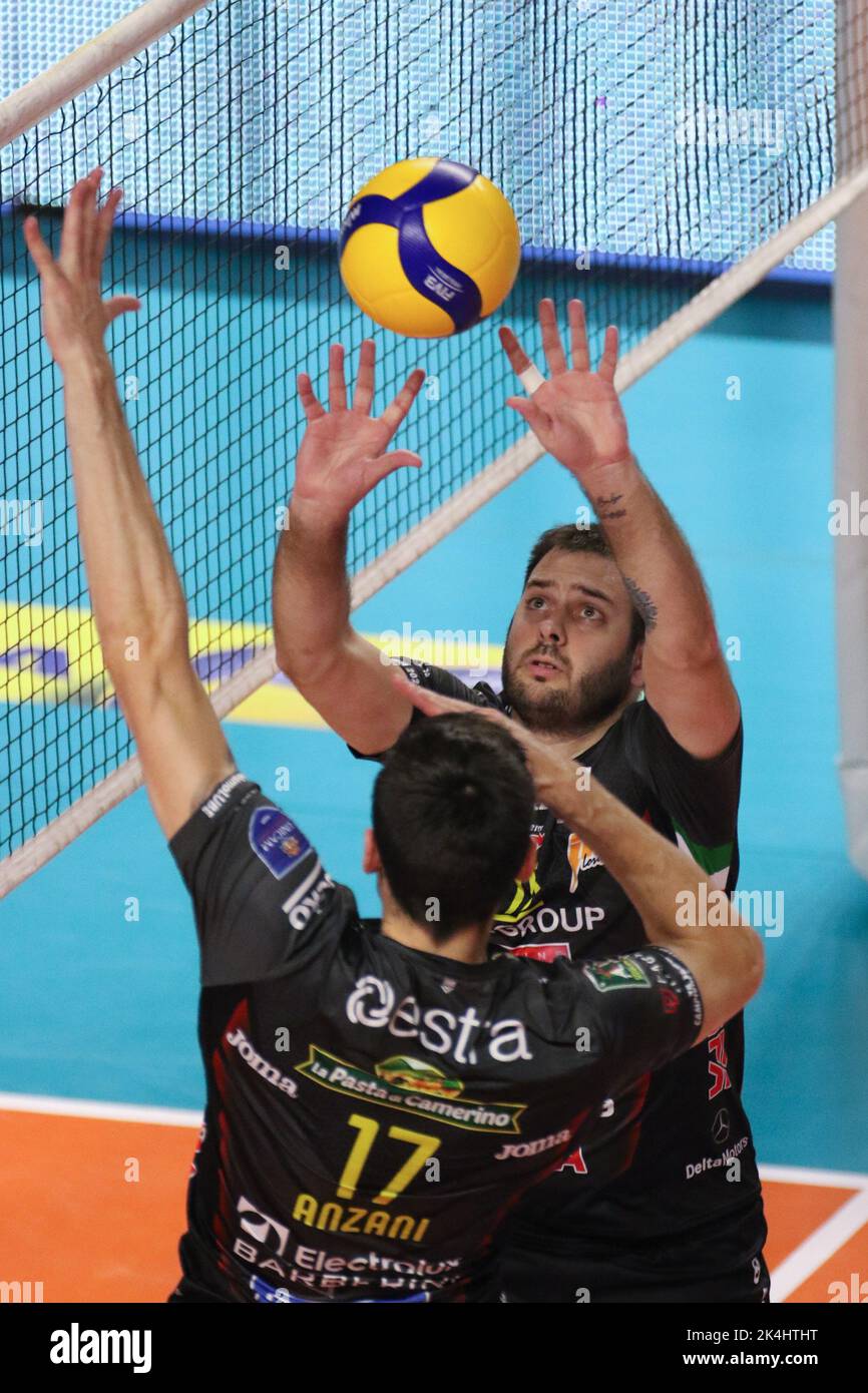 PalaMazzola, Taranto, Italien, 01. Oktober 2022, Luciano De Cecco (Cucine Lube Civitanova) setzte den Ball für Simone Anzani (Cucine Lube Civitanova) duri Stockfoto