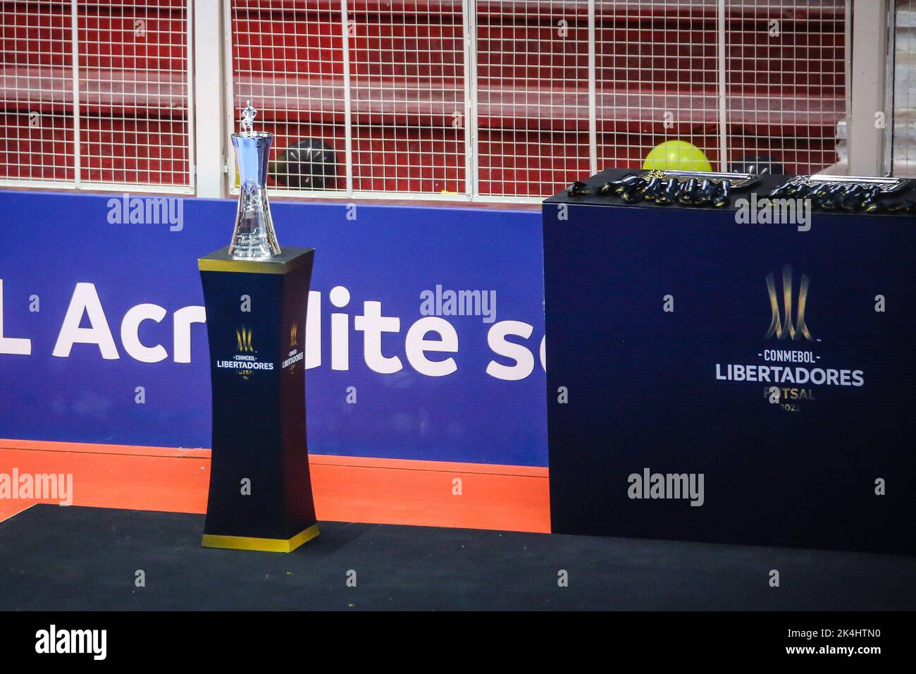 Buenos Aires, Argentinien. 02. Oktober 2022. Gesamtansicht der Trophäe während der Preisverleihung des Libertadores Futsal 2022 in der Befol Arena in Buenos Aires. Kredit: SOPA Images Limited/Alamy Live Nachrichten Stockfoto