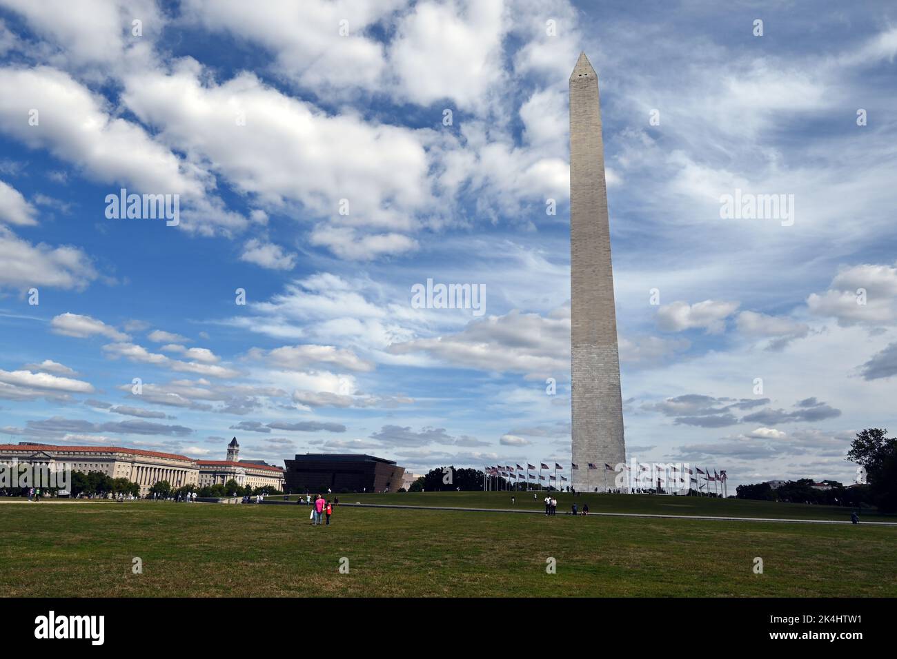 Das Washington Monument erhebt sich in der Skyline von Washington im District of Columbia. Stockfoto