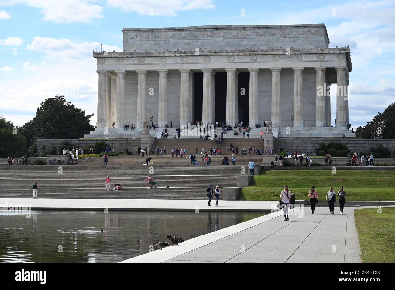 Besucher treffen sich auf den Stufen, die vom Reflecting Pond zum Lincoln Memorial in der National Mall in Washington, DC führen. Stockfoto