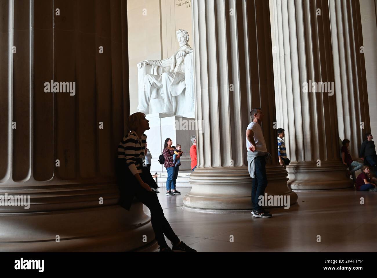 Abraham Lincoln steht hinter den Besuchern, die seine Antrittsrede von 2. lesen, die an der Wand des Lincoln Memorial in Washington, DC, gedenken wird. Stockfoto