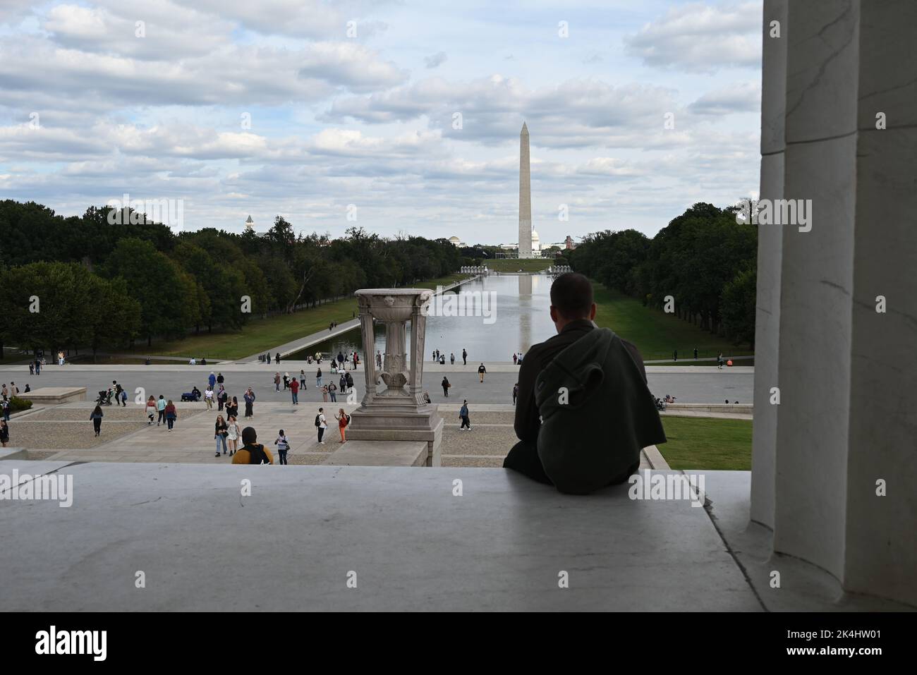 Das Washington Monument und Reflecting Pond auf der National Mall, von der Treppe am Lincoln Memorial in Washington, DC aus gesehen. Stockfoto