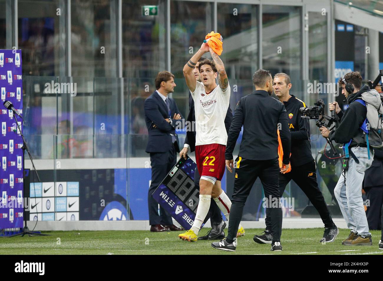 Mailand, Italien. 1. Oktober 2022. Italien, Mailand, 1 2022. oktober: NicolÃ² Zaniolo (Roma-Mittelfeldspieler) beim 86-Zoll-Klatsch seiner Fans während des Fußballspiels FC INTER vs. AS ROMA, Serie A Tim 2022-2023 day8 San Siro Stadion ersetzt (Bildquelle: © Fabrizio Andrea Bertani/Pacific Press via ZUMA Press Wire) Stockfoto