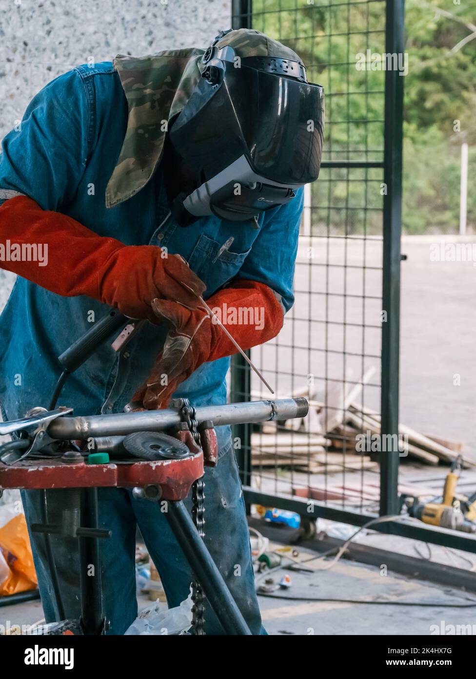 Eisenlöten, Mann, der am Eisenlöten arbeitet, Funken schweißen, Männer Stockfoto