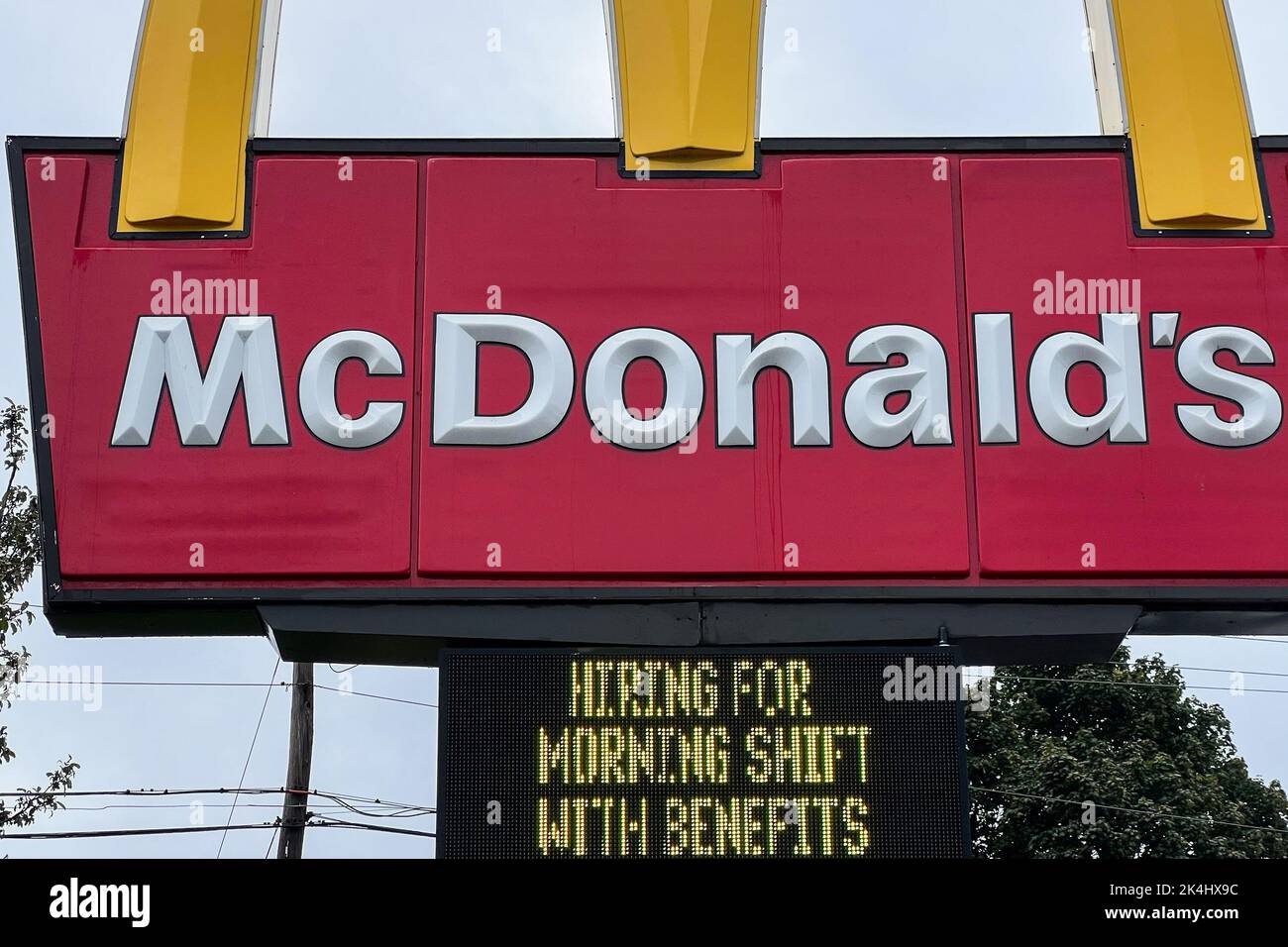 Usa. 26. September 2022. Ein Schild bei McDonald's wirbt am 26. September 2022 für Jobs mit Sozialleistungen in Waterville, Maine. (Foto von Samuel Rigelhaupt/Sipa USA ) Quelle: SIPA USA/Alamy Live News Stockfoto