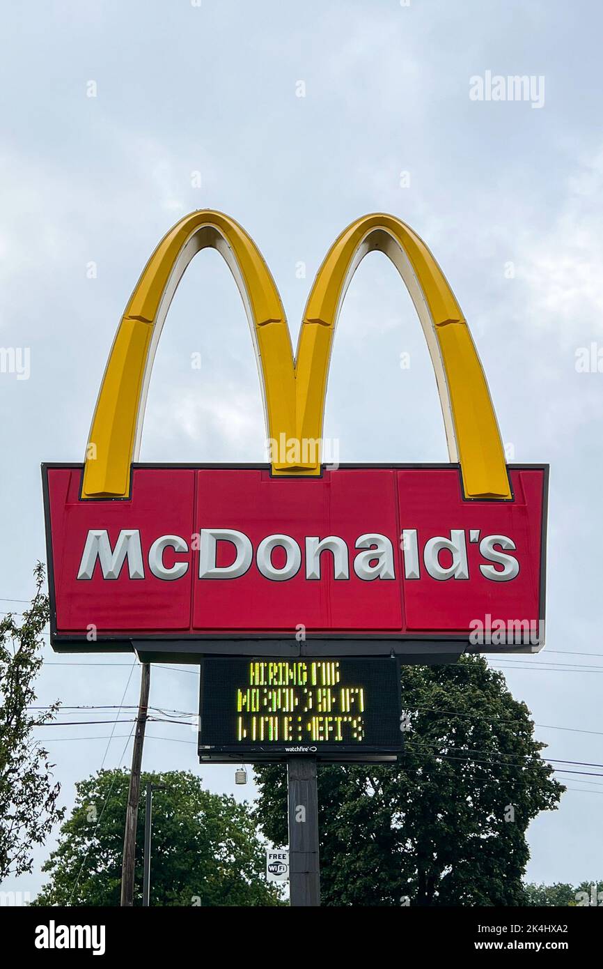 Usa. 26. September 2022. Ein Schild bei McDonald's wirbt am 26. September 2022 für Jobs mit Sozialleistungen in Waterville, Maine. (Foto von Samuel Rigelhaupt/Sipa USA ) Quelle: SIPA USA/Alamy Live News Stockfoto