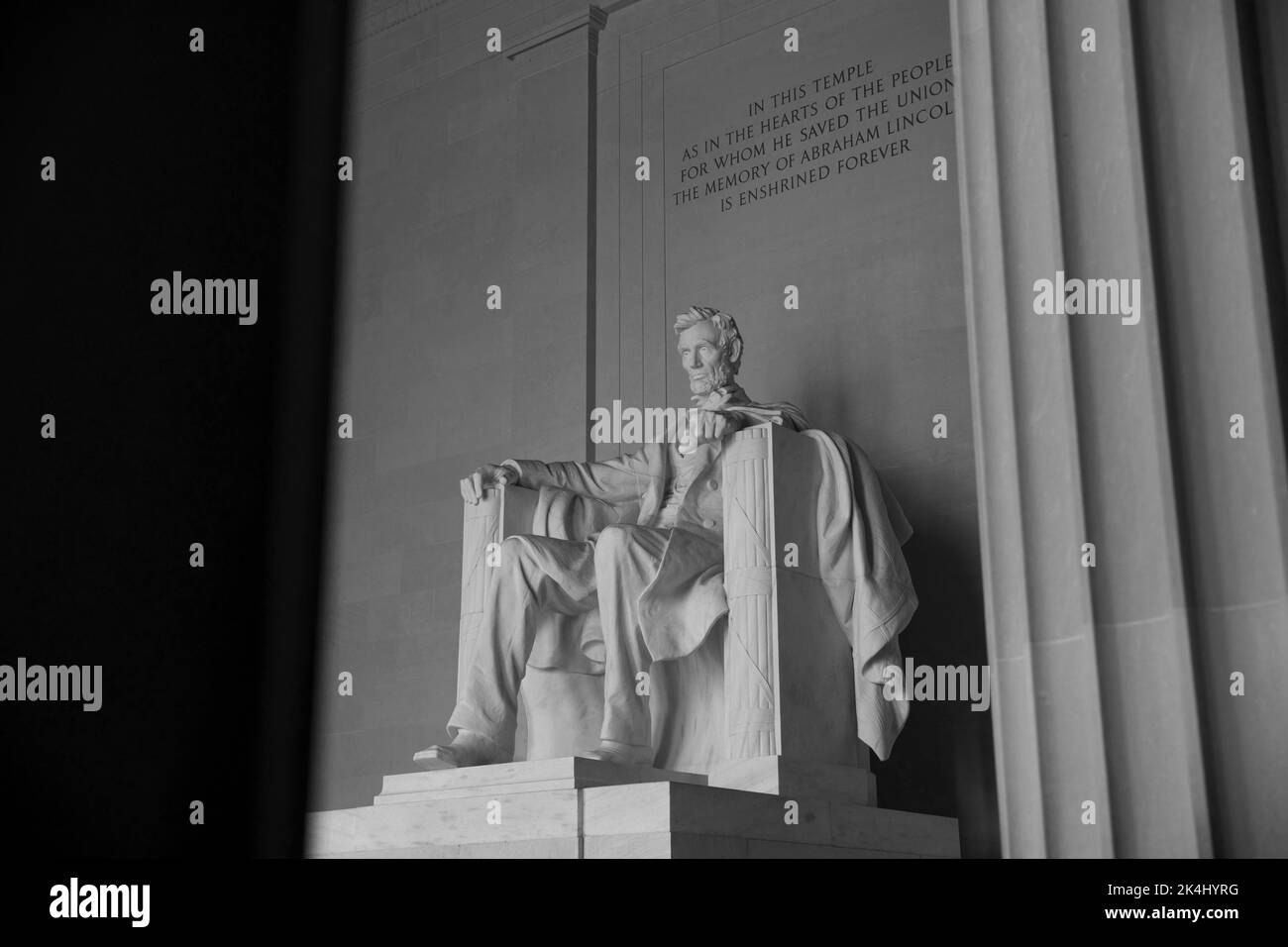 Das Lincoln Memorial ist ein nationales Denkmal der USA, das zu Ehren des Präsidenten der Vereinigten Staaten von 16., Abraham Lincoln, errichtet wurde. Es befindet sich am westlichen Ende der National Mall in Washington, D.C., gegenüber dem Washington Monument und ist in Form eines neoklassizistischen Tempels. Der Architekt des Denkmals war Henry Bacon. Der Designer der großen zentralen Statue im Inneren des Denkmals, Abraham Lincoln (1920), war Daniel Chester French; die Lincoln-Statue wurde von den Brüdern Piccirilli geschnitzt. Stockfoto