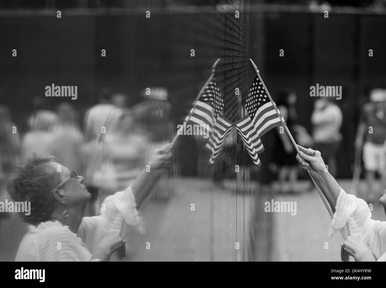 Besucher an der Vietnam Veterans Memorial Wall in Washington, D.C. Stockfoto