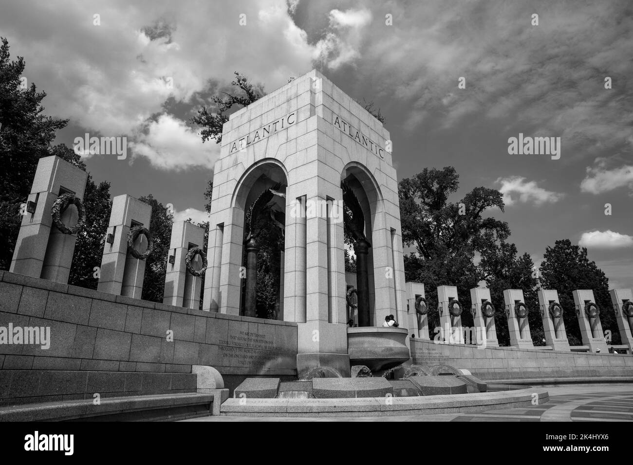 Das World war II Memorial ist ein nationales Denkmal in den Vereinigten Staaten, das den Amerikanern gewidmet ist, die während des Zweiten Weltkriegs in den Streitkräften und als Zivilisten dienten Es liegt an der National Mall in Washington, D.C. Stockfoto