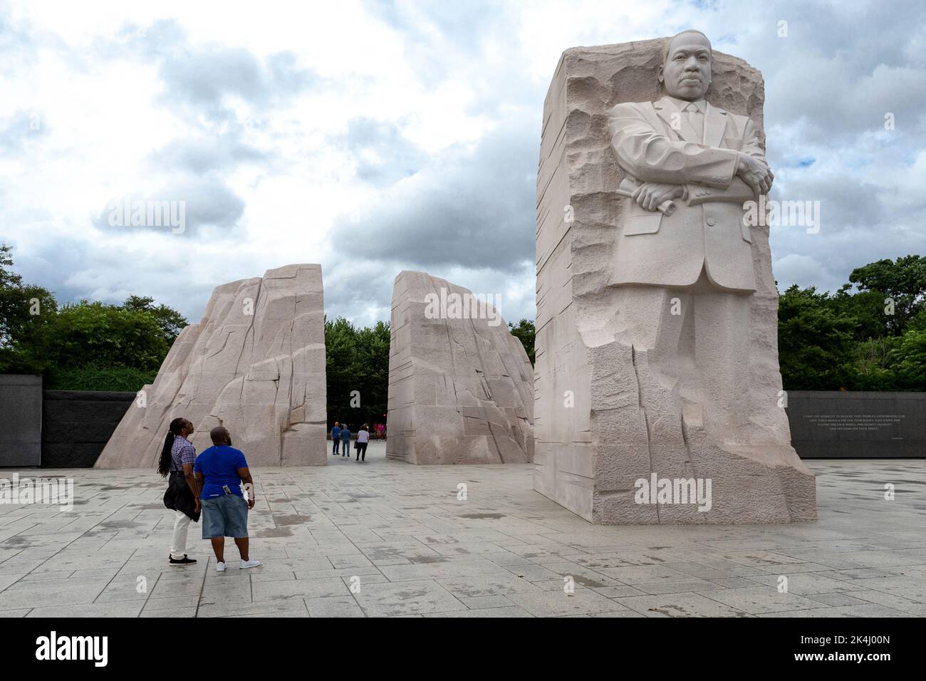 Das Martin Luther King, Jr. Memorial ist ein nationales Denkmal im West Potomac Park neben der National Mall in Washington, D.C., USA. Es umfasst vier Hektar und umfasst den Stein der Hoffnung, eine Granitstatue des Bürgerrechtsbewegung Führer Martin Luther King Jr. geschnitzt vom Bildhauer Lei Yixin. Die Inspiration für das Gedenkdesign ist eine Zeile aus der King-Rede „Ich habe einen Traum“: „Aus dem Berg der Verzweiflung, ein Stein der Hoffnung.“ Die Gedenkstätte wurde am 22. August 2011 nach mehr als zwei Jahrzehnten Planung, Spendenbeschaffung und Bau der Öffentlichkeit zugänglich gemacht. Stockfoto