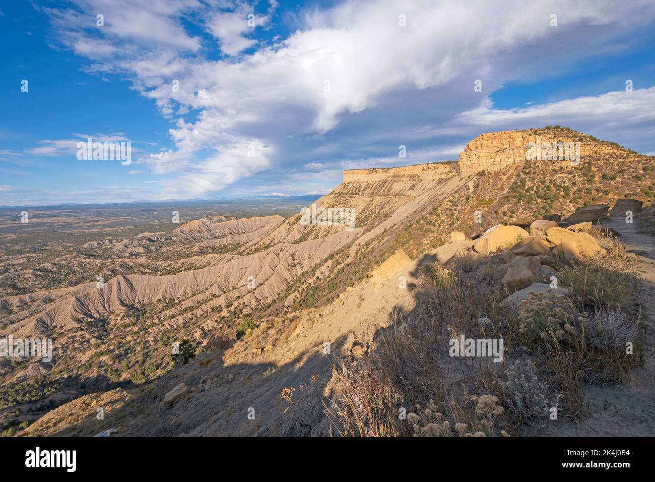 Dramatische Abendwolken über einem unverwechselbaren Mesa im Mesa Verde National Park in Colorado Stockfoto
