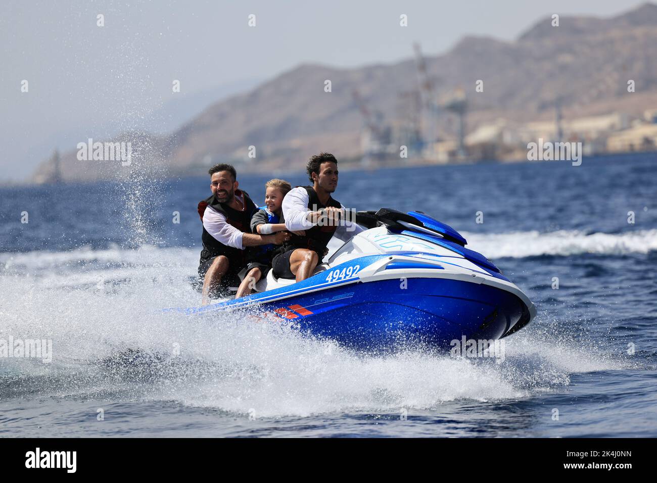 Eilat, Israel - 27. September 2022, auf einem Wasserroller am Meer entlang Stockfoto
