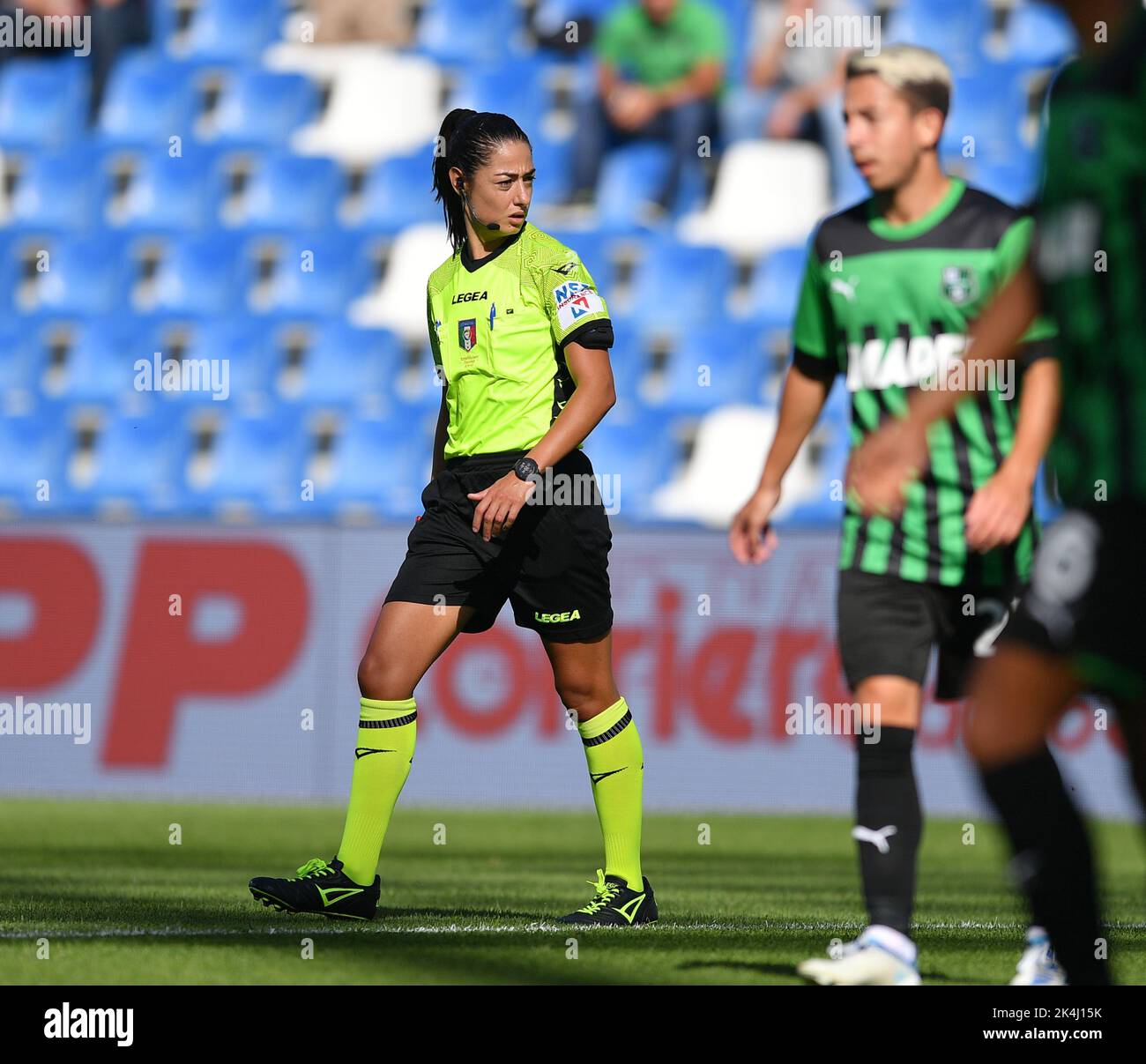 Reggio Emilia, Italien. 2. Oktober 2022. Schiedsrichter Maria Sole Ferrieri Caputi (L) wird während eines Serie-A-Fußballspiels zwischen Sassuolo und Salernitana in Reggio Emilia, Italien, am 2. Oktober 2022 gesehen. Quelle: Str/Xinhua/Alamy Live News Stockfoto