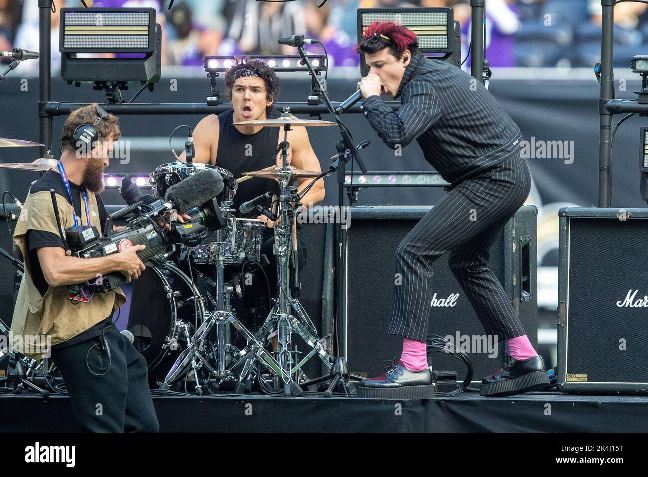 Der englische alternative Rock-Performer Yungblud spielt während der Halbzeit des Minnesota Vikings vs. New Orleans Saints NFL Game am so 2. Oktober 202 einen Song Stockfoto