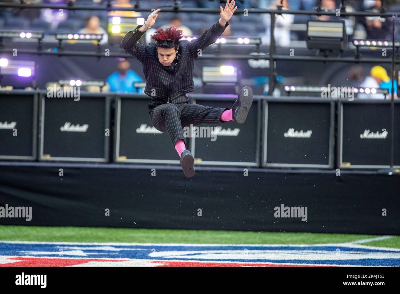 Der englische alternative Rock-Performer Yungblud springt während der Halbzeit des Minnesota Vikings vs. New Orleans Saints NFL Game am Sun Okt. 2 vom Boden Stockfoto