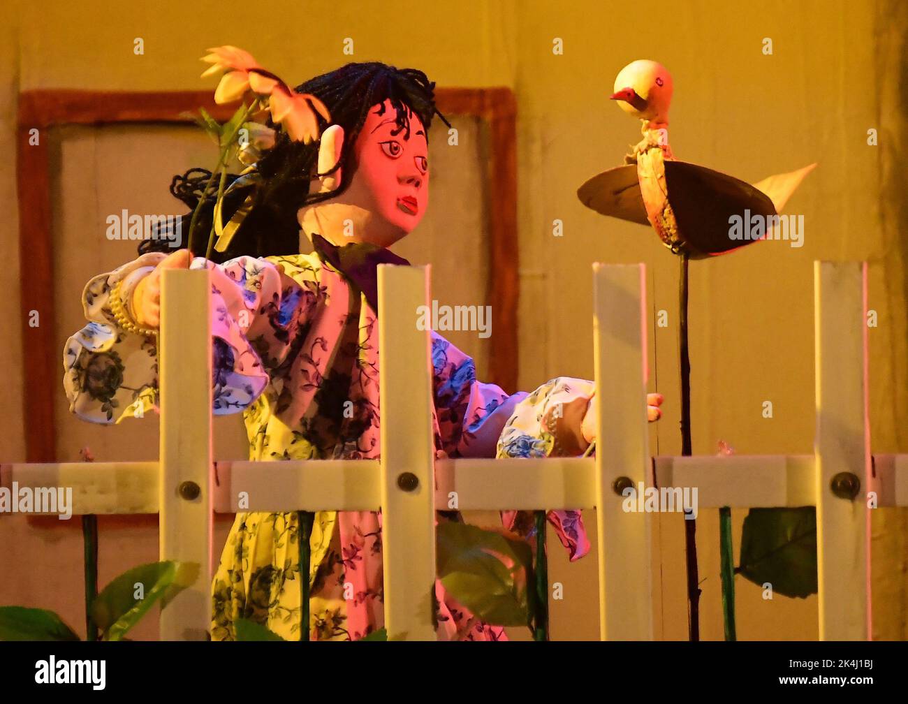 Puppenspieler des Tripura Puppentheaters treten während eines Puppentheaters im Haripada das Performance Space in Agartala auf. Tripura, Indien. Stockfoto