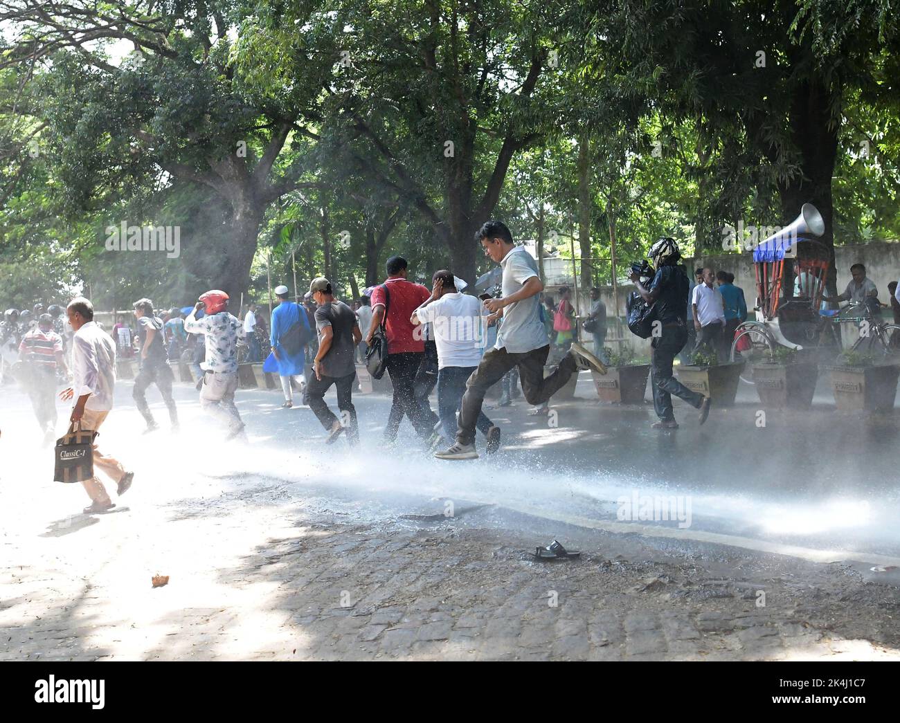 Polizeibeamte verwenden Wasserwerfer, um während eines Protestes in Agartala gekündigte Lehrer zu zerstreuen. Tripura, Indien. Stockfoto