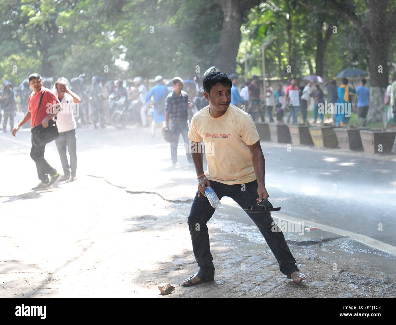 Sicherheitsversuch, Aktivisten daran zu hindern, die Barrikaden zu überqueren, während eines „Maharakan Abhiyan“-Protests gegen die Regierung für die 10.323 entendeten Lehrer in Agartala. Tripura, Indien. Stockfoto