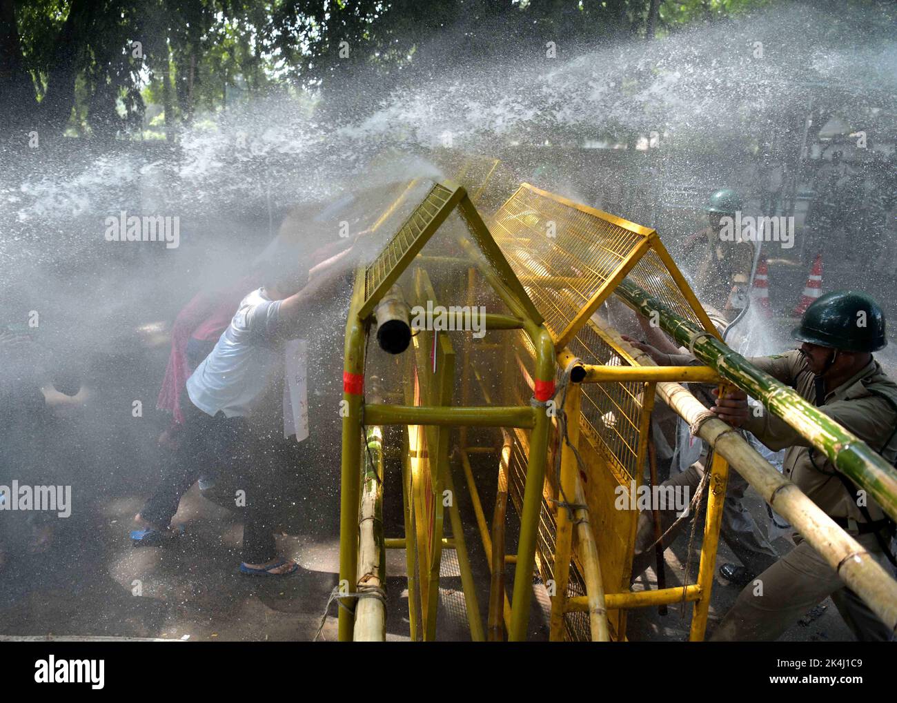 Polizeibeamte verwenden Wasserwerfer, um während eines Protestes in Agartala gekündigte Lehrer zu zerstreuen. Tripura, Indien. Stockfoto