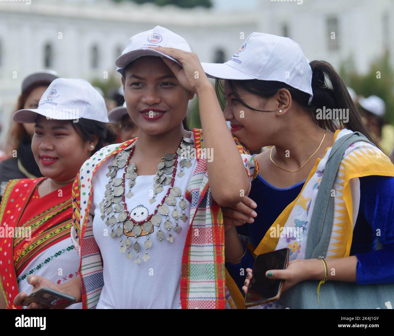 Indigene Völker gehen mit traditionellen Volkskleidern während eines 'Heritage Walk', zum ‘Welttouristentag'. Die Wanderung begann am Königlichen Palast von Tripura, organisiert von Tripura Tourism Development Corporation Ltd, in Agartala. Tripura, Indien. Stockfoto