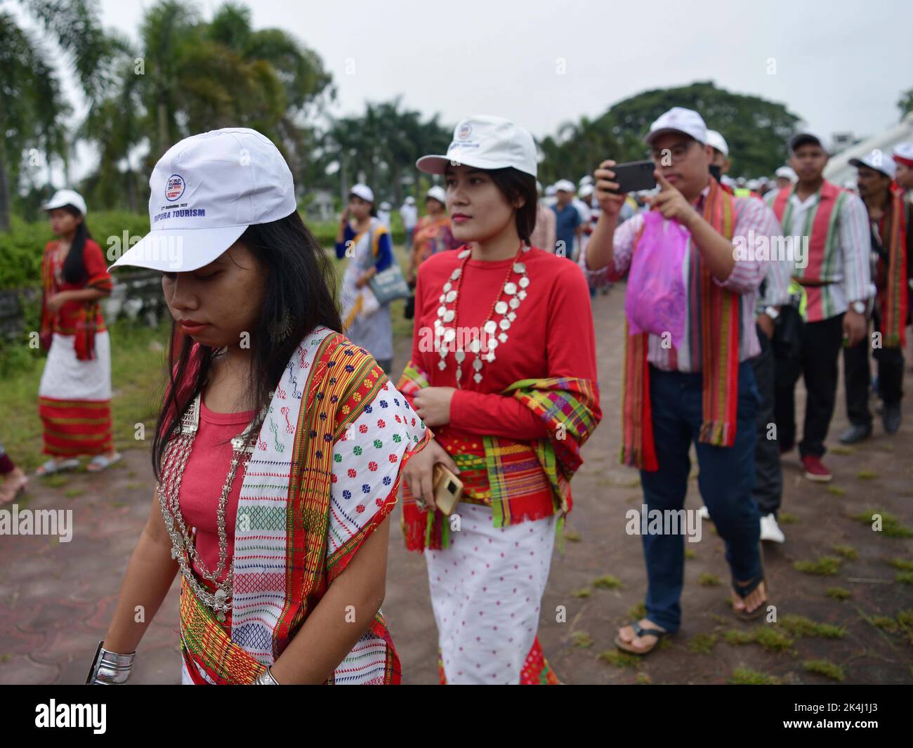Indigene Völker gehen mit traditionellen Volkskleidern während eines 'Heritage Walk', zum ‘Welttouristentag'. Die Wanderung begann am Königlichen Palast von Tripura, organisiert von Tripura Tourism Development Corporation Ltd, in Agartala. Tripura, Indien. Stockfoto