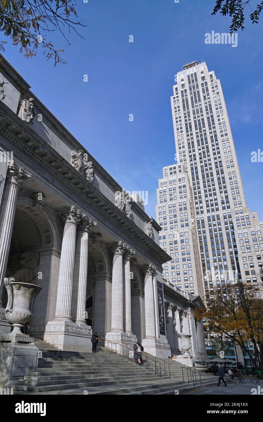 New York, NY - November 2022: Die Hauptniederlassung der New York Public Library an der Fifth Avenue ist ein klassisches flaches Gebäude inmitten eines modernen Wolkenkratzers Stockfoto