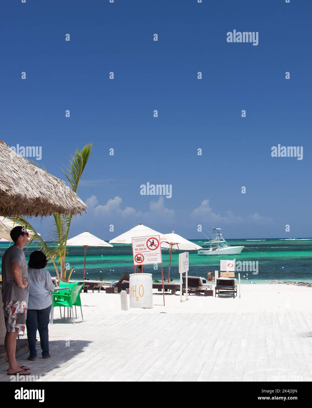 Higüey, La Altagracia, 31. August 2013: Touristisches Paar mit Blick auf den Strand Stockfoto