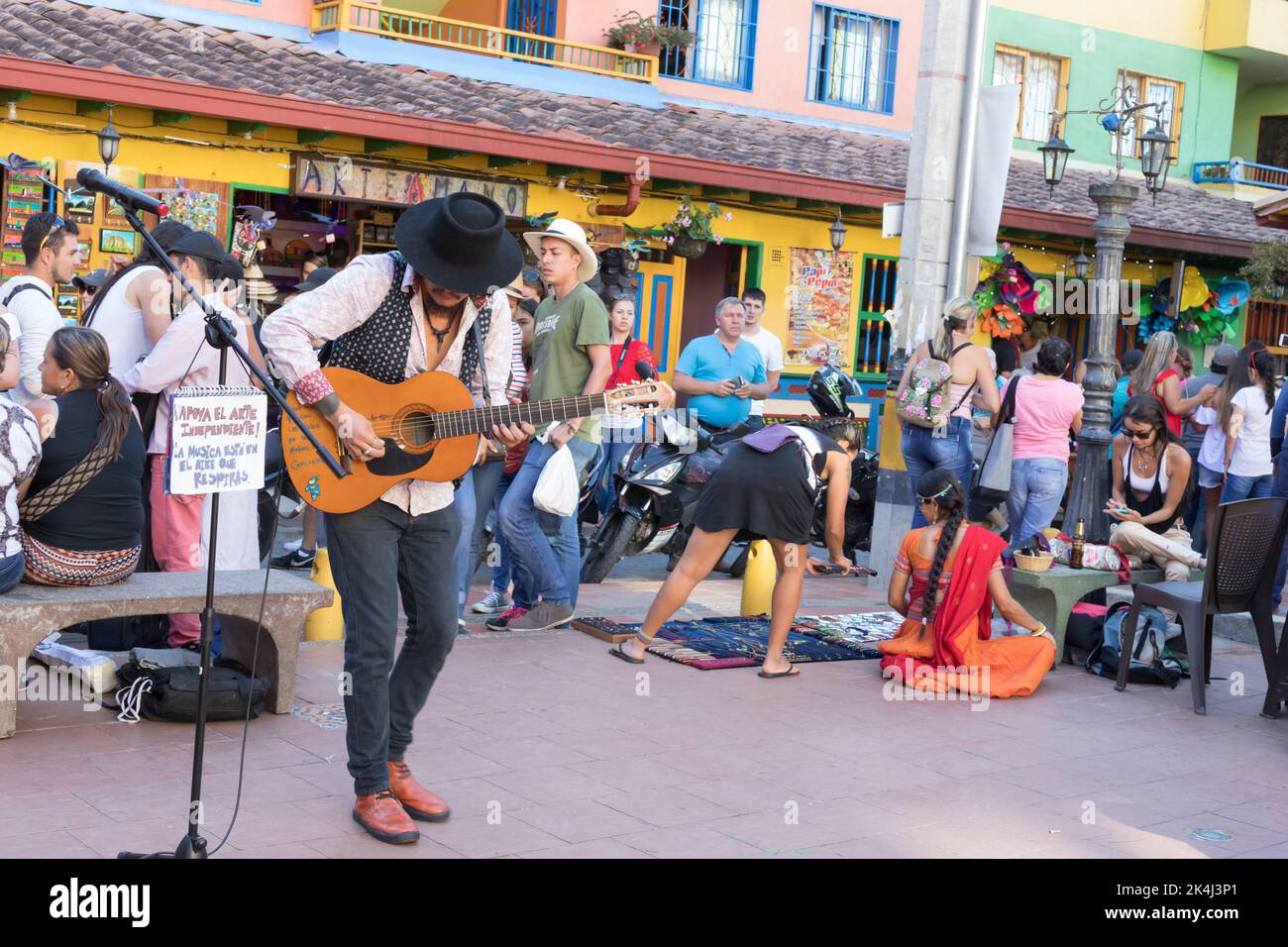 Guatapé, Antioquia, 6. August 2017: Gitarrist auf einem Platz in Guatape Stockfoto