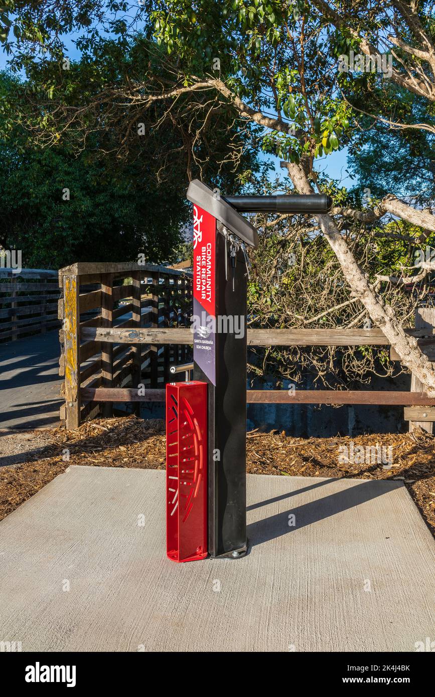 Ein öffentlicher Arbeitsstand von Saris Deluxe auf einem Betonblock neben einem viel genutzten Radweg in Santa Barbara County, Kalifornien. Dieser Arbeitsplatz wurde bezahlt f Stockfoto