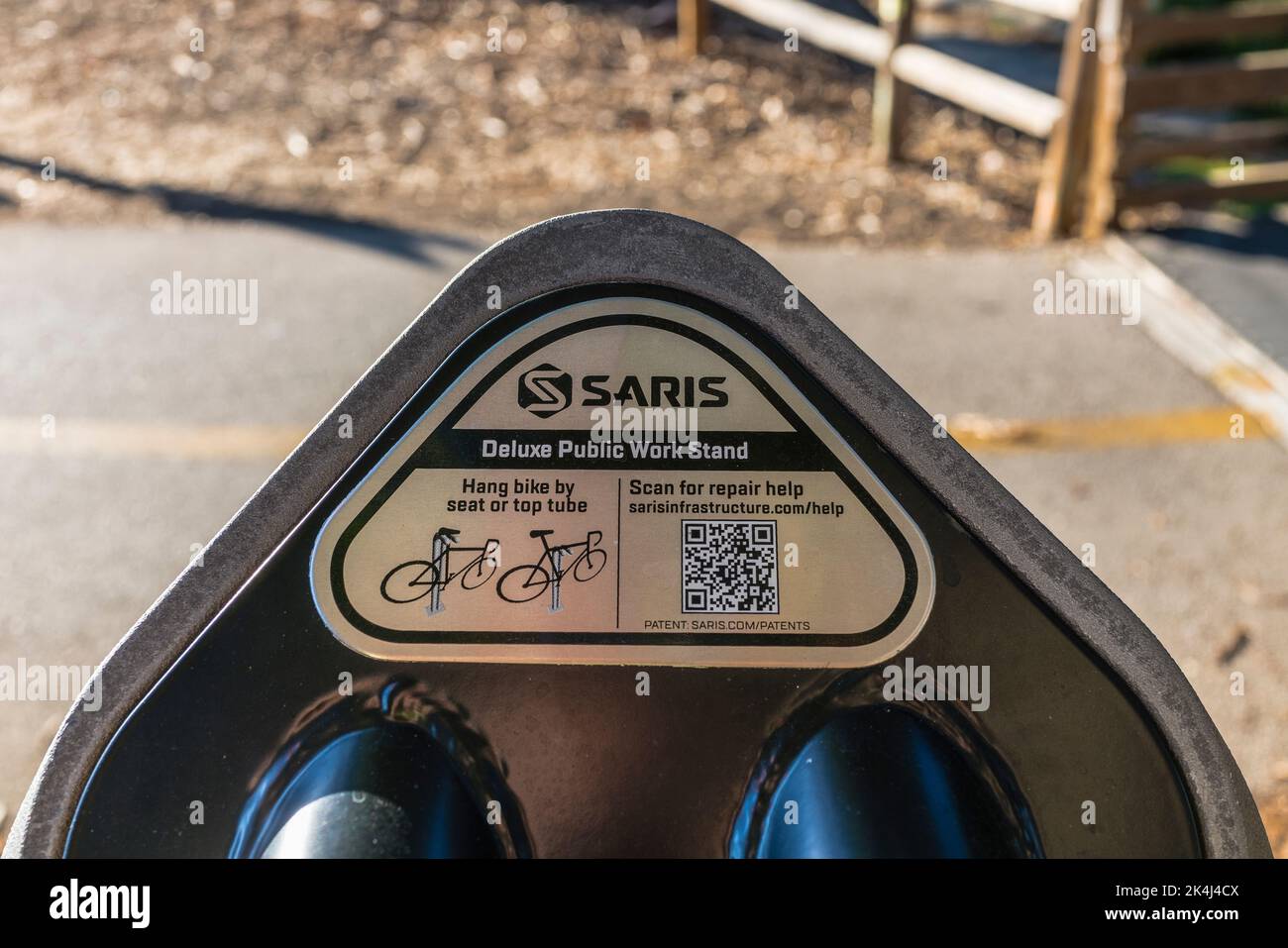 Ein öffentlicher Arbeitsstand von Saris Deluxe auf einem Betonblock neben einem viel genutzten Radweg in Santa Barbara County, Kalifornien. Dieser Arbeitsplatz wurde bezahlt f Stockfoto