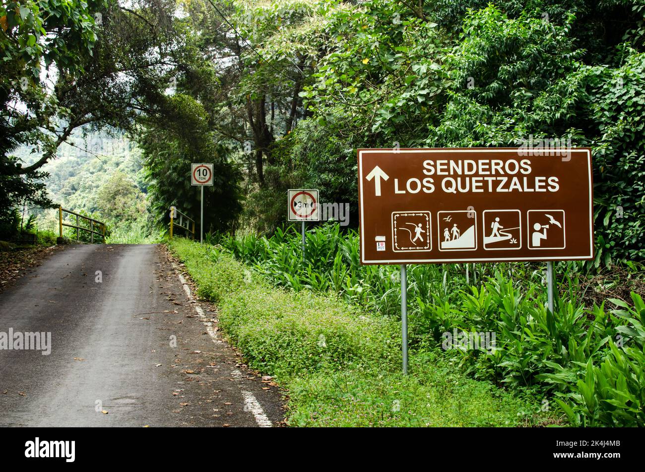 Ein Schild willkommen zum Los Quetzales Trail in Boquete, Chiriqui Stockfoto