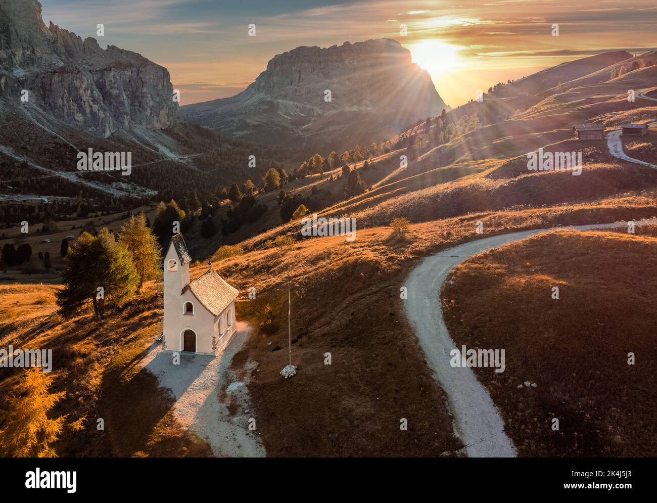 Südtirol, Italien - die Kapelle von San Maurizio (Cappella Di San Maurizio) am Grödnerpass in den italienischen Dolomiten im Herbst mit warmem Colo Stockfoto
