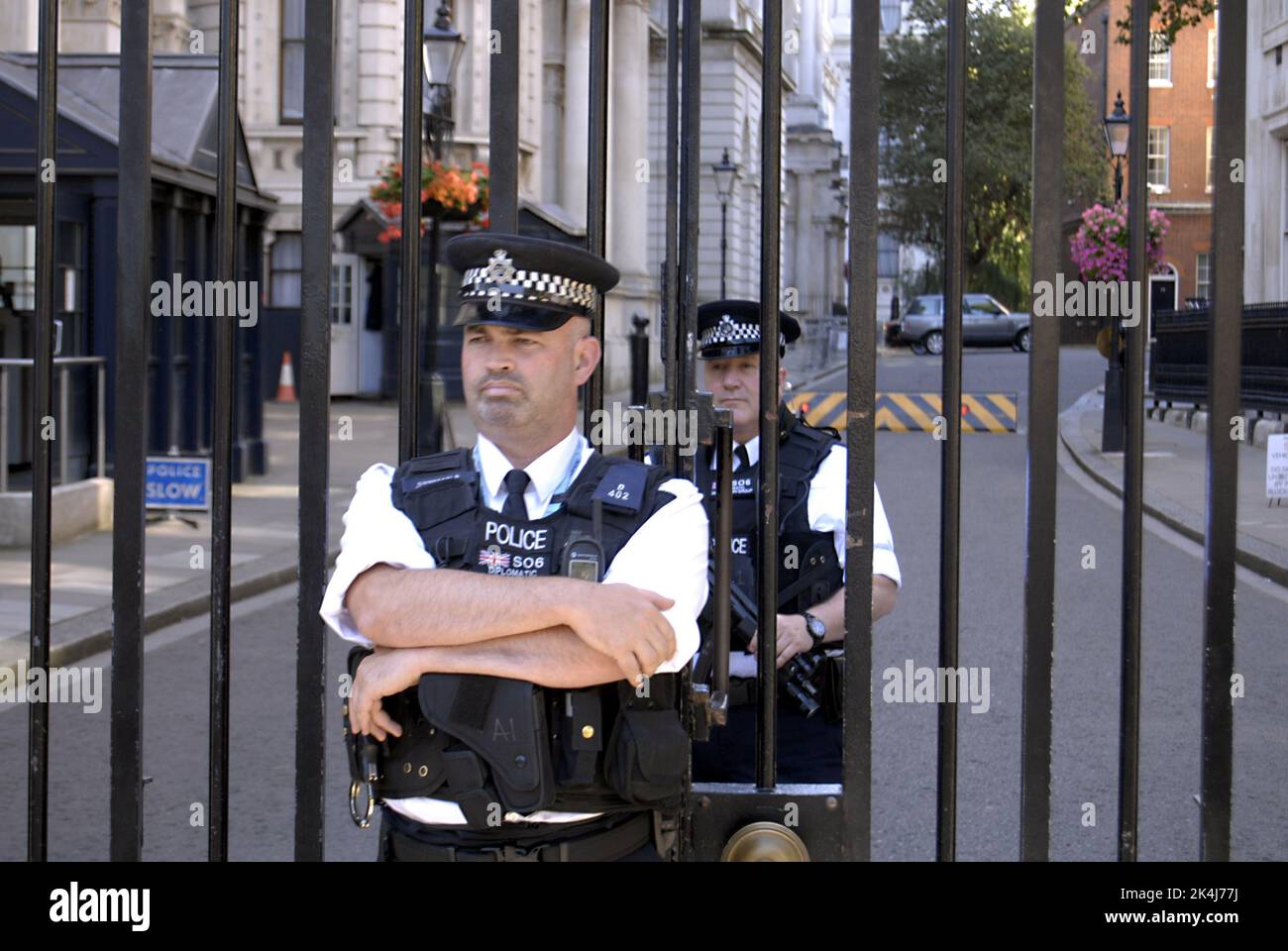 London/Engfland/britischer Polizist im Dienst am Haupteingang 10 Downing Street prime british prime minitsrer Home/Office Street /9. September 2012 (Foto von Francis Joseph Dean / Dean Picics) Stockfoto