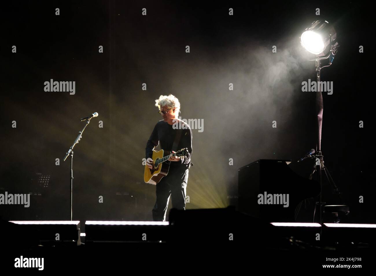 Verona, Italien. 02. Oktober 2022. Niccolo Fabi während NICCOLO' FABI - ARENA DI VERONA 02/10, Italienischer Sänger Musikkonzert in Verona, Italien, Oktober 02 2022 Quelle: Independent Photo Agency/Alamy Live News Stockfoto