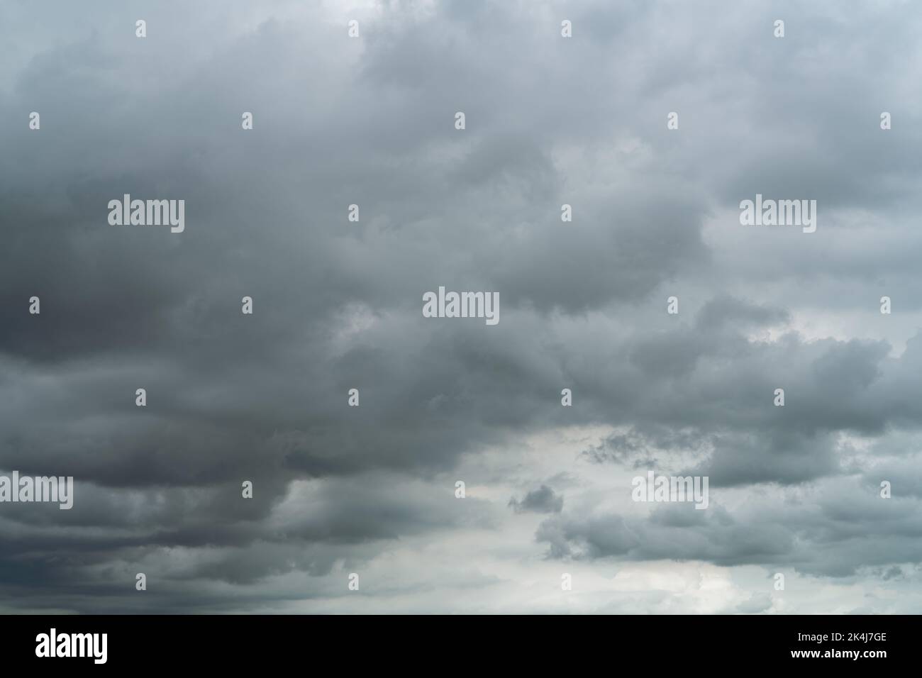 Bewölktes Himmel. Dramatischer grauer Himmel und dunkle Wolken vor Regen in der Regenzeit. Wolkiger und launischer Himmel. Stürmischer Himmel. Düsterer und launischer Hintergrund. Bedeckt Stockfoto
