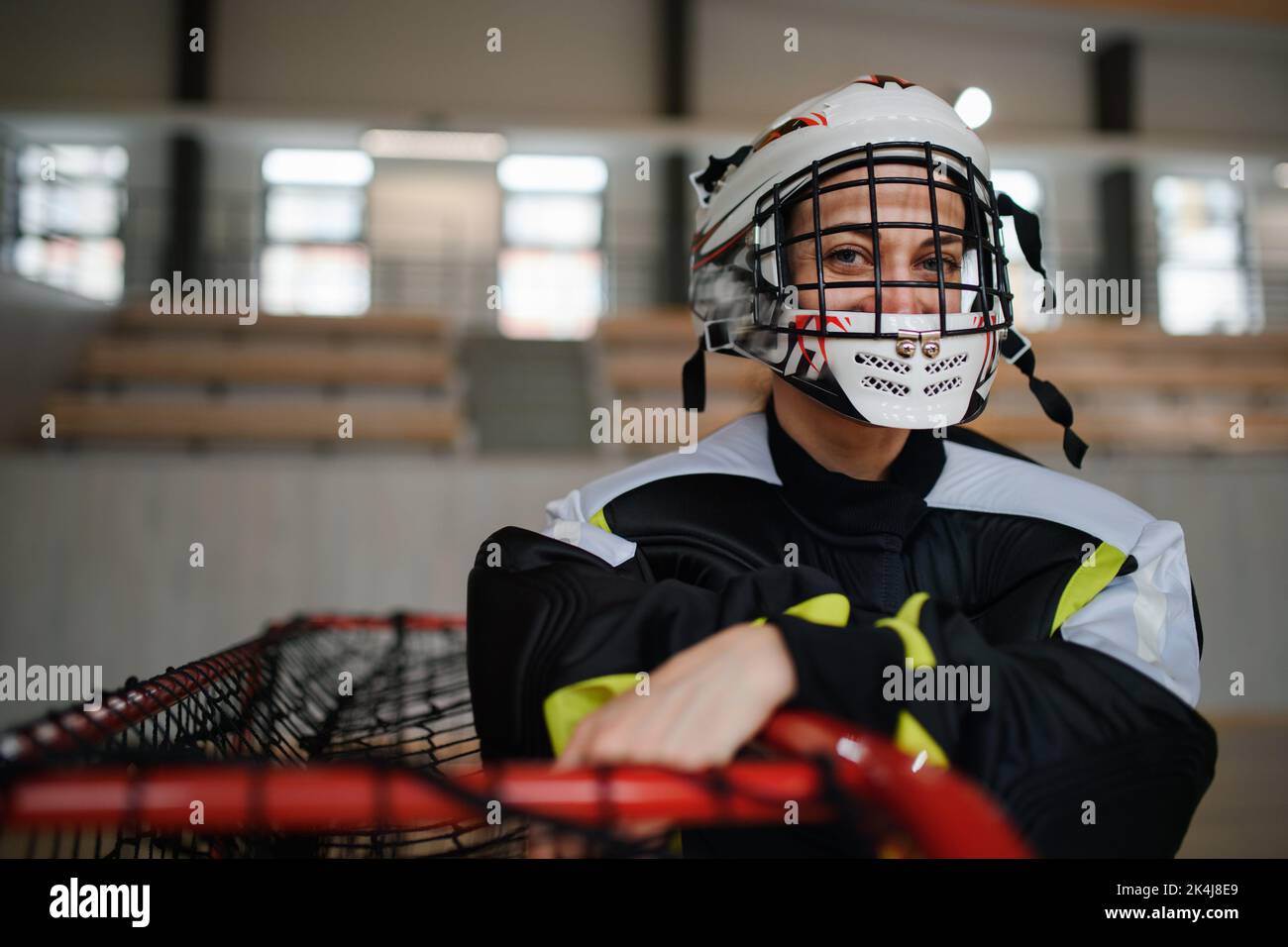 Nahaufnahme einer Unihockey-Torhüterin im Helmkonzept beim Spiel im Fitnessstudio. Stockfoto