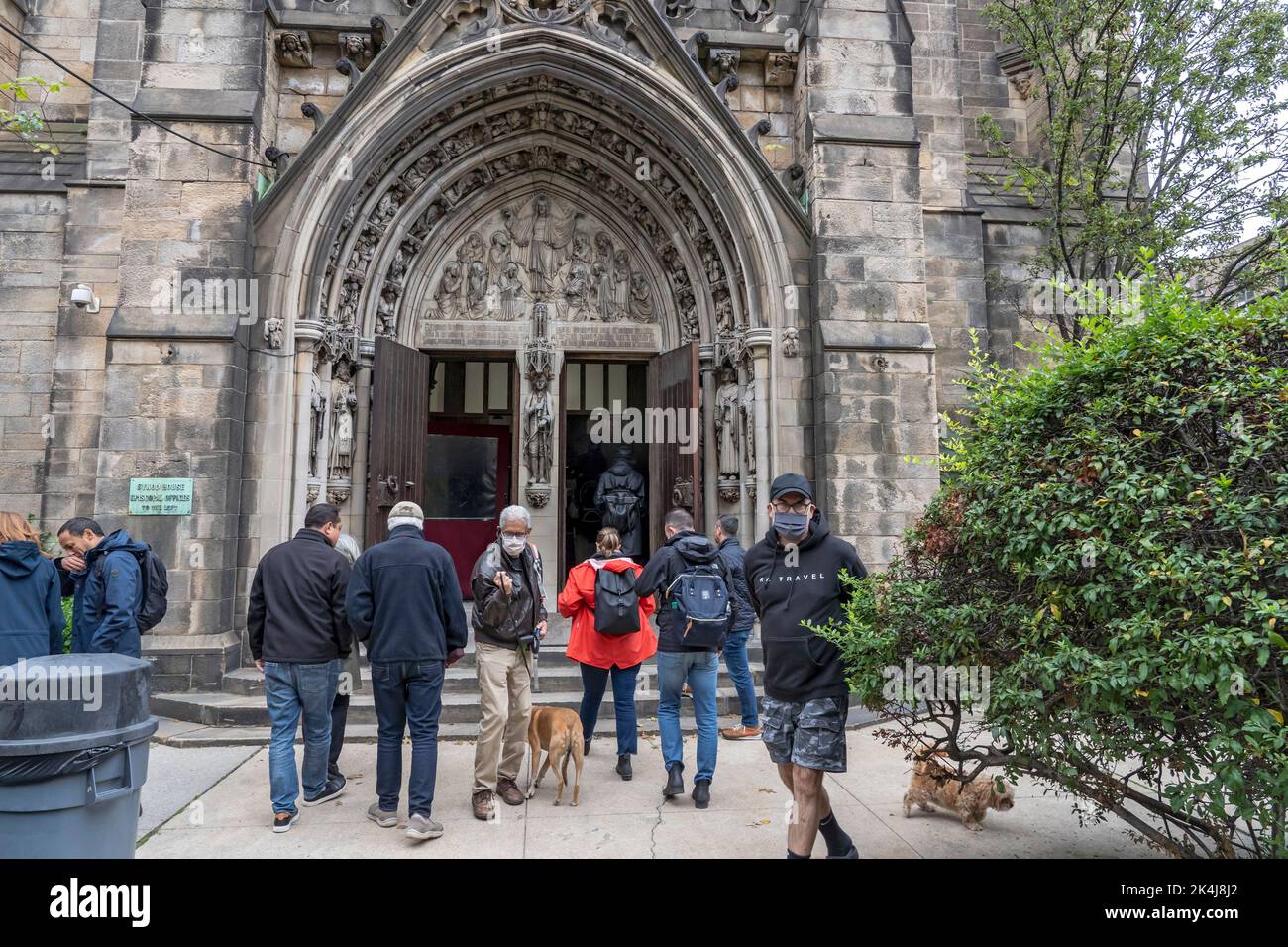 New York, Usa. 02. Oktober 2022. Menschen und ihre Haustiere versammeln sich zum Segen der Tiere in der Kathedrale von St. John the Divine in New York City. Zu Ehren des heiligen Franz von Assisi, des schutzpatrons der Tiere und der Umwelt, feiern die Christen mit dem Segen der Tiere und dem Gebet. Kredit: SOPA Images Limited/Alamy Live Nachrichten Stockfoto