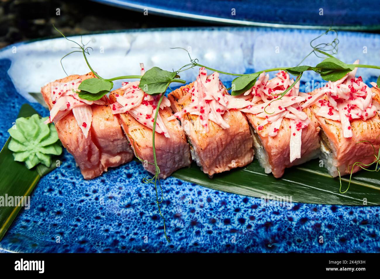 Rollen Sie mit Lachs, Frischkäse und Gurke Stockfoto