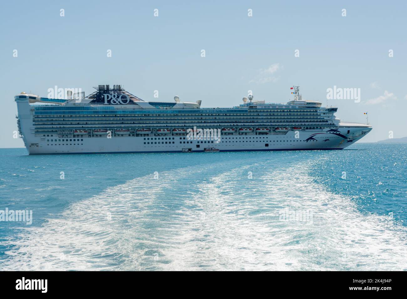 p&o-Kreuzschiff „pacific Encounter“ vor dem Airlee Beach im Norden von queensland. australien Stockfoto