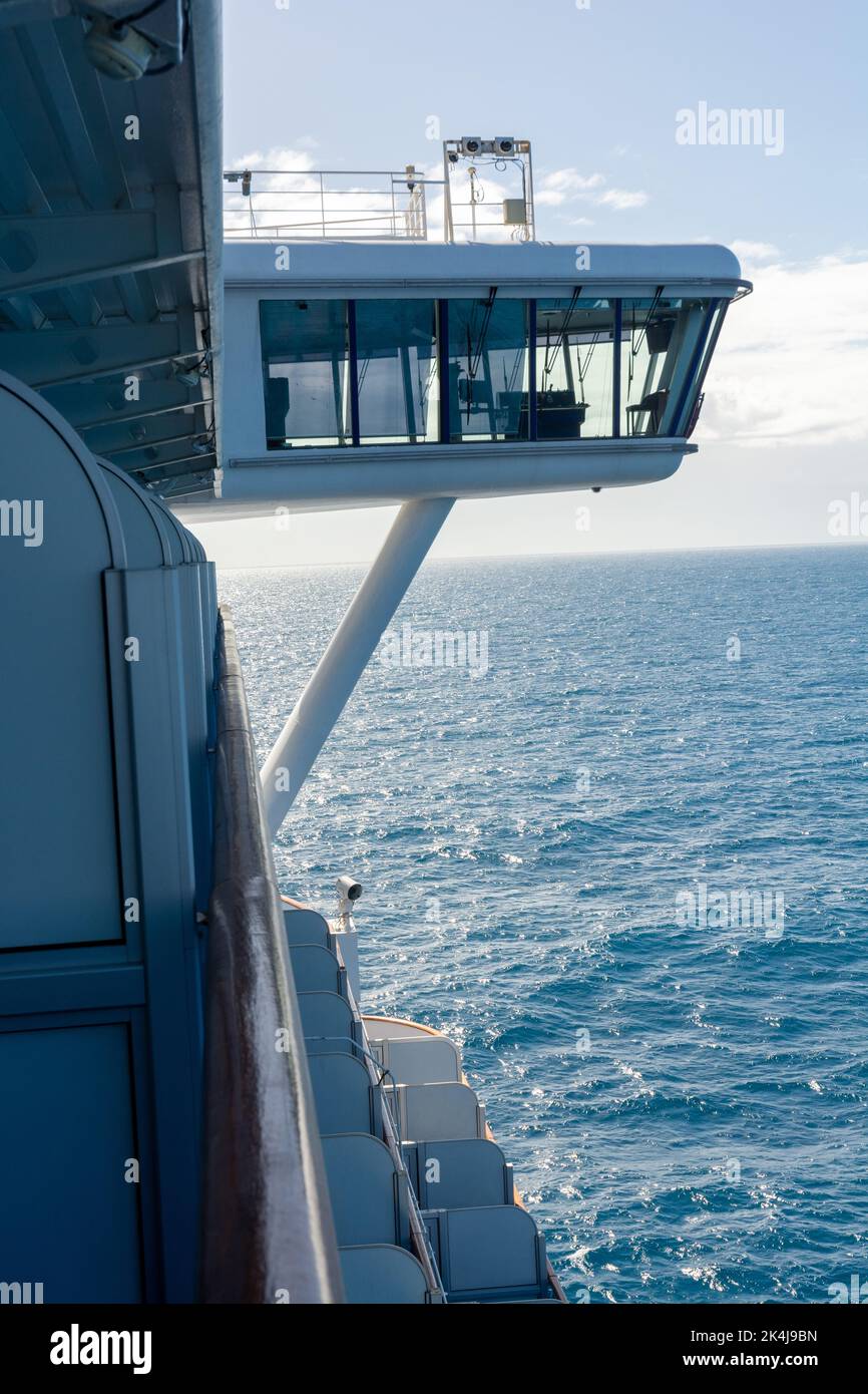 Flugbrücke des p&o-Kreuzfahrtschiffs „pacific Encounter“, das vor queensland im pazifischen Ozean unterwegs ist. australien Stockfoto