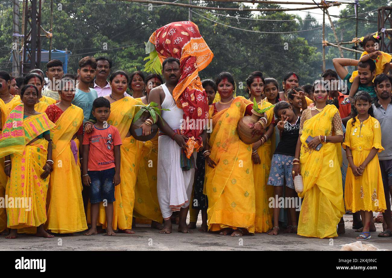 2. Oktober 2022, KALKUTTA, Westbengalen, Indien: Am Morgen von Saptami ist Kalkuttas Babughat mit Naba Patrika überfüllt. Nach der pandemischen Schikanierung der letzten zwei Jahre drängten viele Menschen Ganga Ghat von Sonnenaufgang an. Viele Ausländer kommen an diesem Tag auch nach Ganga Ghat, um Fotos zu machen. Auch die Überwachung der Wasserpolizei war spürbar. (Bild: © Sayantan Chakraborty/Pacific Press via ZUMA Press Wire) Stockfoto