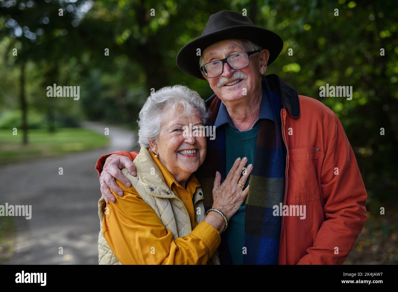 Porträt eines verliebten älteren Ehepaares beim Spaziergang im Stadtpark. Stockfoto