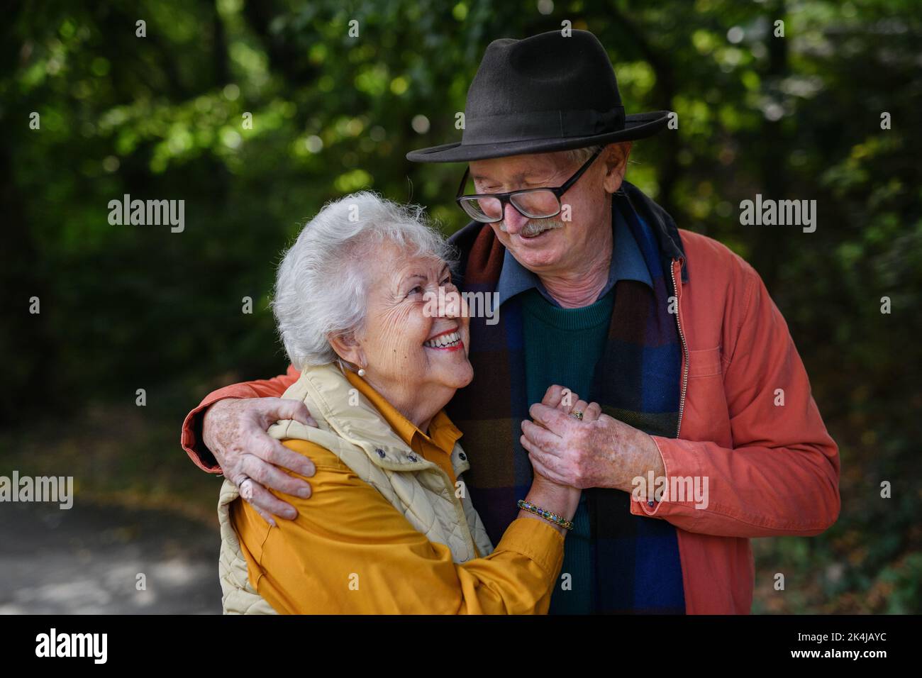Porträt eines verliebten älteren Ehepaares beim Spaziergang im Stadtpark. Stockfoto