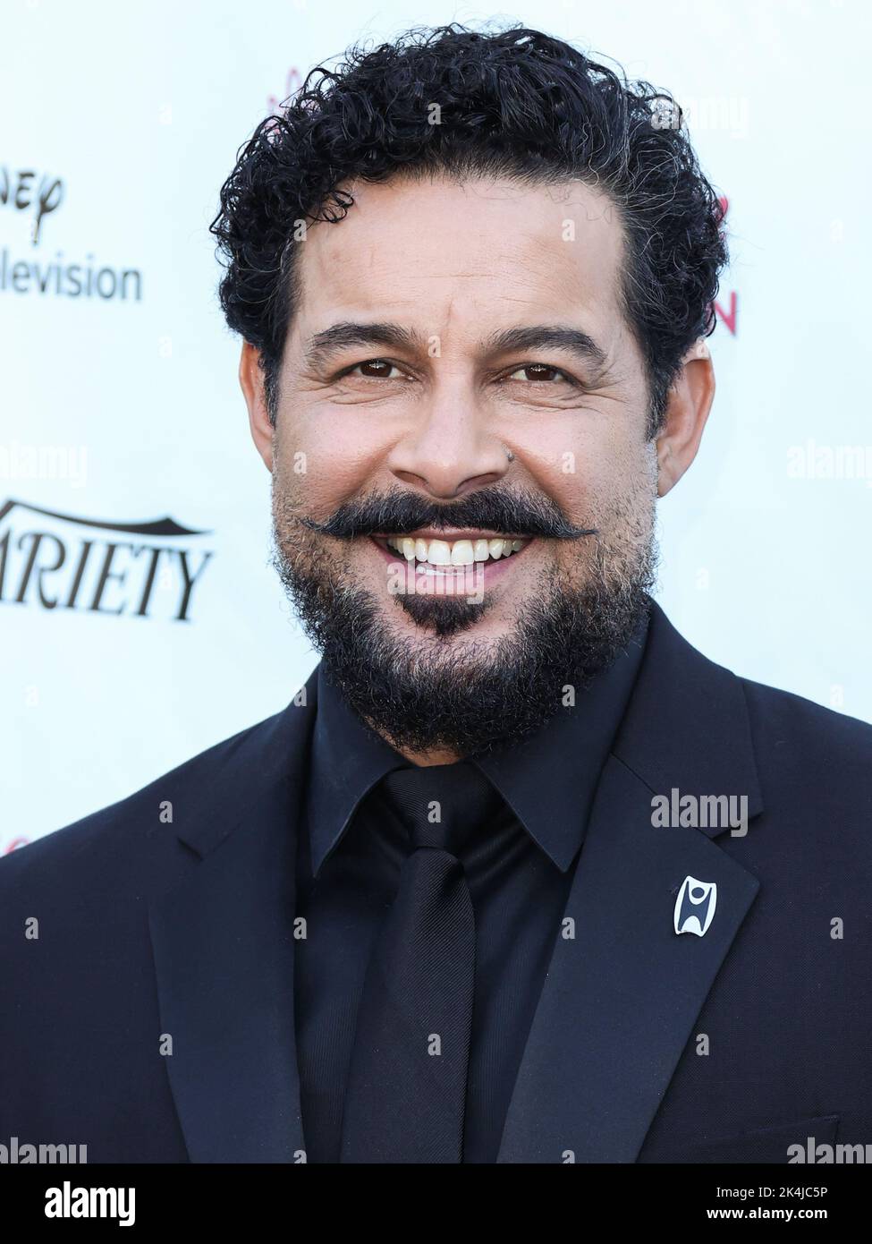 LOS ANGELES, KALIFORNIEN, USA - 02. OKTOBER: Der amerikanische Schauspieler Jon Huertas kommt zu den jährlichen Imagen Awards 37., die am 2. Oktober 2022 in Los Angeles, Kalifornien, USA, auf der LA Plaza de Cultura y Artes verliehen wurden. (Foto von Xavier Collin/Image Press Agency) Stockfoto