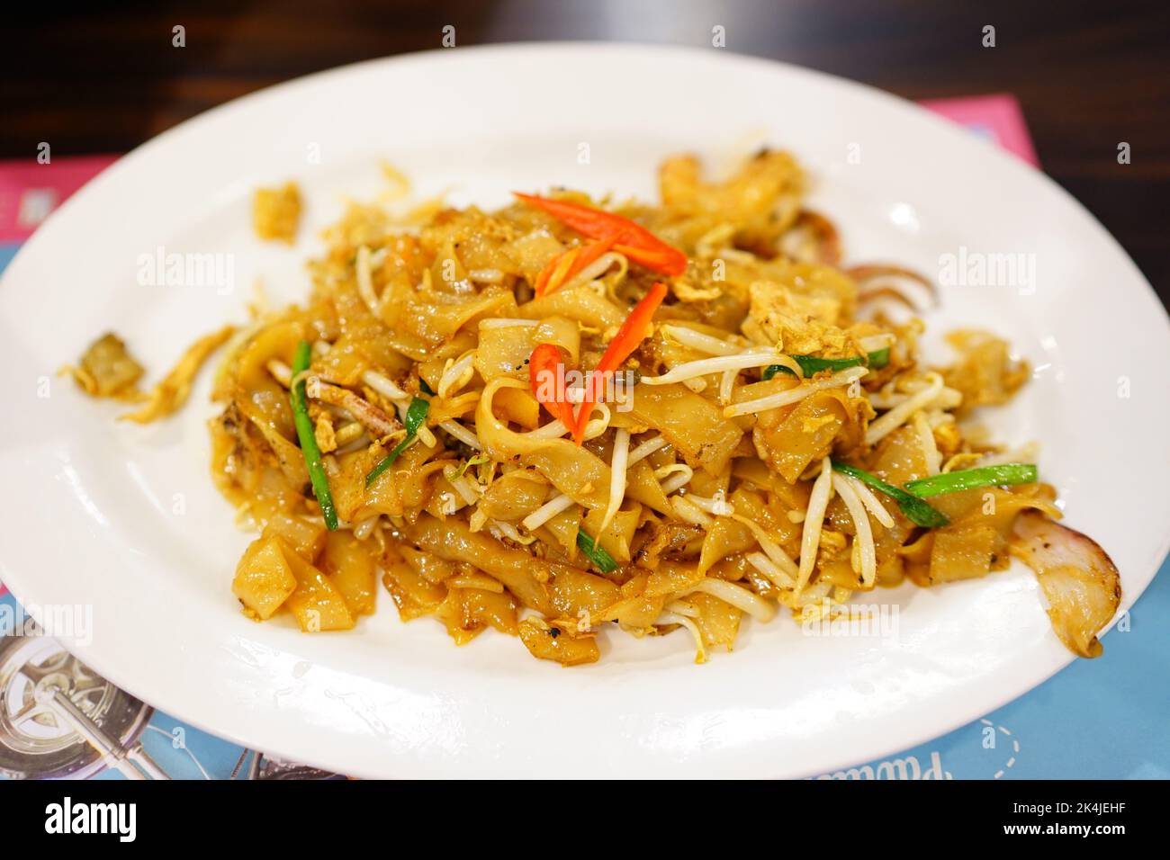 Char kway schleart in malaysischen Flughafen Stockfoto