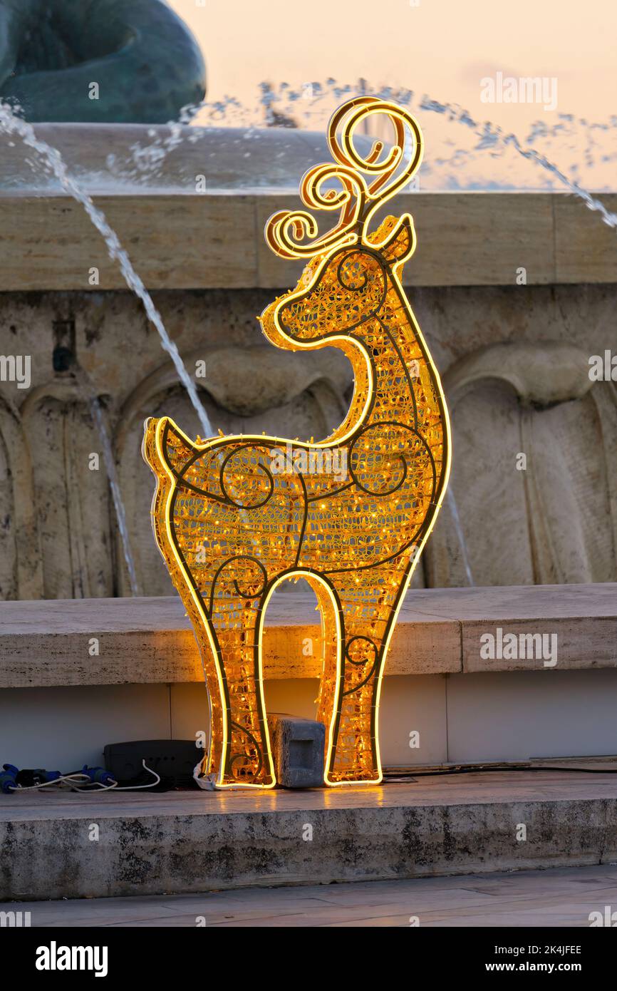Goldene große Weihnachtsrentiere. Straßenweihnachtsdekoration, LED-Beleuchtung. Weihnachtsschmuck. Leuchtendes Rentier. Stockfoto