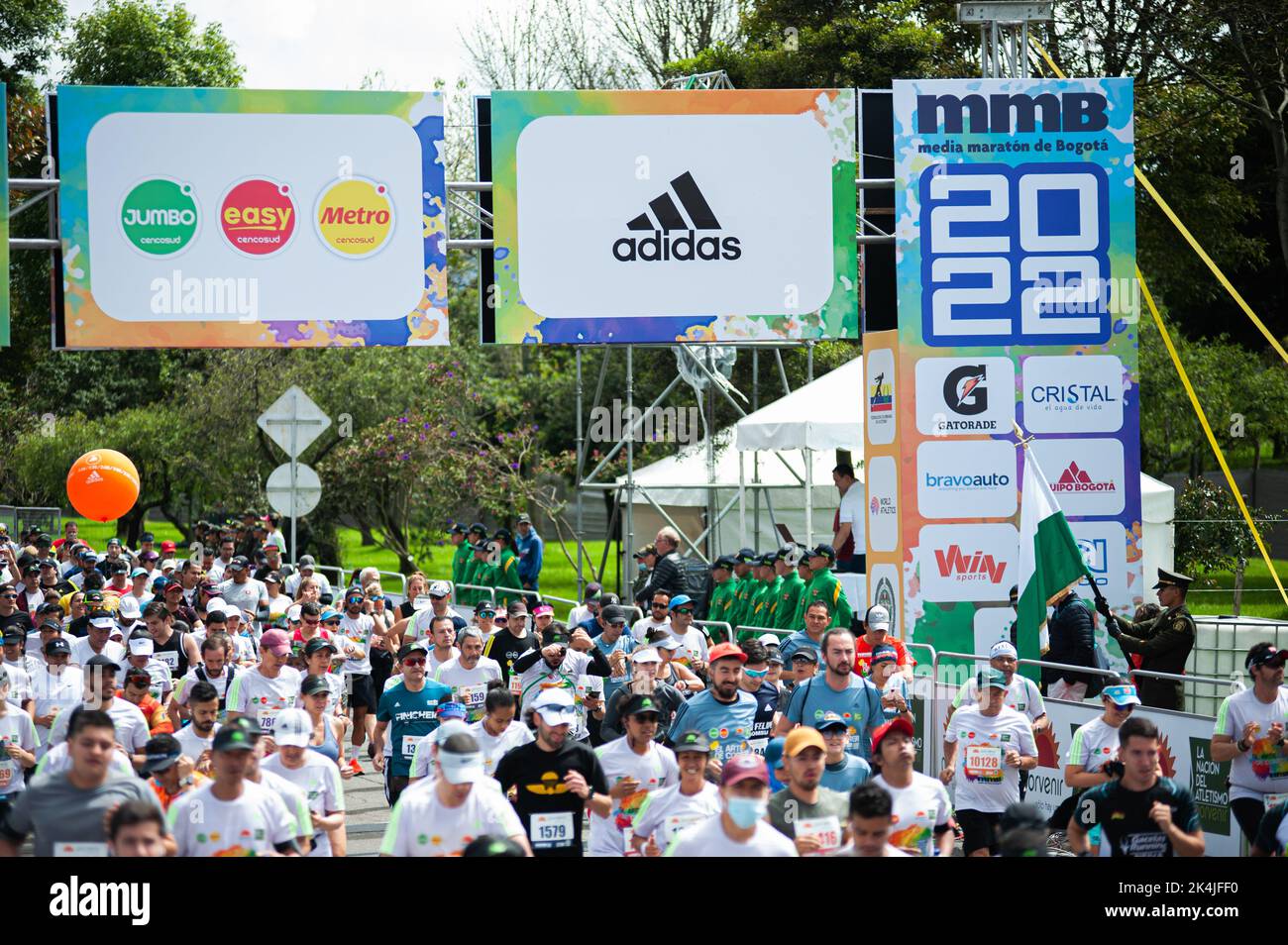 Die Menschen nehmen am Comeback nach zwei Jahren des Halbmarathons in Bogota aufgrund der COVID-19-Pandemie am 2. Oktober 2022 in Bogota, Kolumbien, Teil. Die Kenianerin Edwin Soi T: 1:05:27 und Angela Tanui T: 1:13:29 gewannen das jeweils männliche und weibliche Rennen 21k. Foto: Chepa Beltran/Long Visual Press Stockfoto