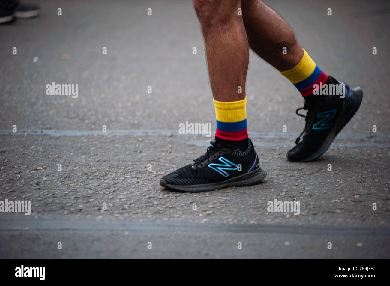 Ein Athlet läuft mit kolumbianischen Flaggensocken während des Comebacks nach zwei Jahren des Halbmarathons in Bogota aufgrund der COVID-19-Pandemie am 2. Oktober 2022. Die Kenianerin Edwin Soi T: 1:05:27 und Angela Tanui T: 1:13:29 gewannen das jeweils männliche und weibliche Rennen 21k. Foto: Chepa Beltran/Long Visual Press Stockfoto